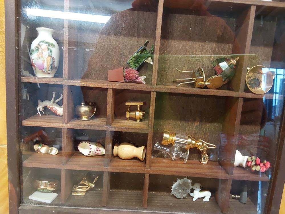 PRESENTOIR AVEC MINIATURE