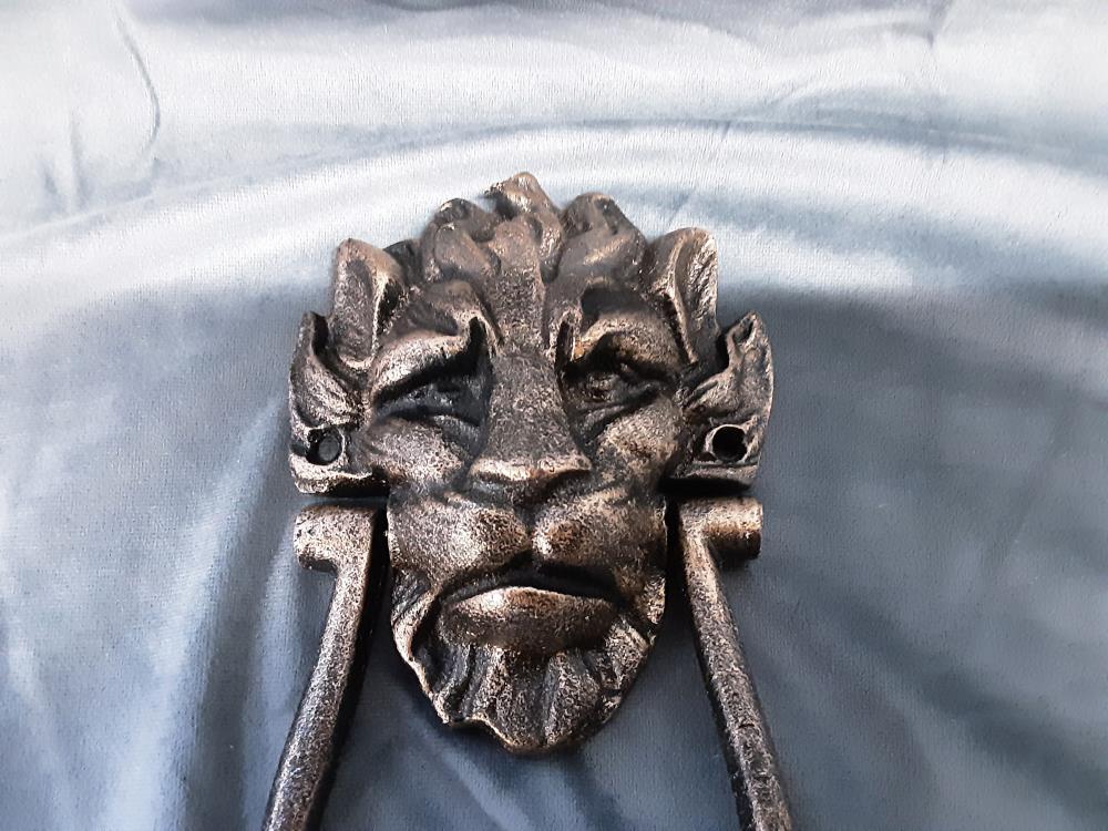 HEURTOIR LION EN FONTE (JP-73)