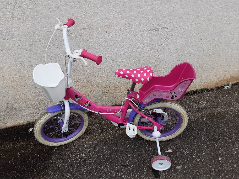VELO ENFANT MINNIE AVEC PETITES ROUES