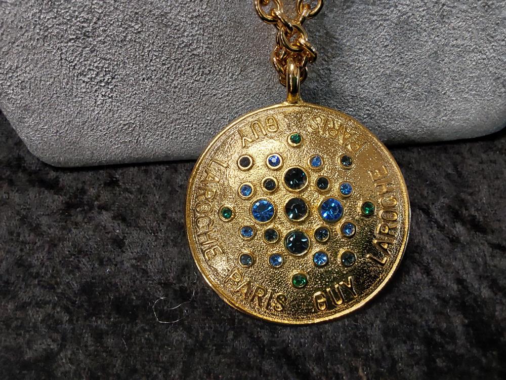 COLLIER MEDAILLON DORÉ STRASS MULTICOLORES LAROCHE PARIS