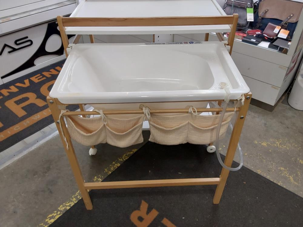 TABLE A LANGER AVEC BAIGNOIRE BLANC ET BOIS SUR ROULETTES