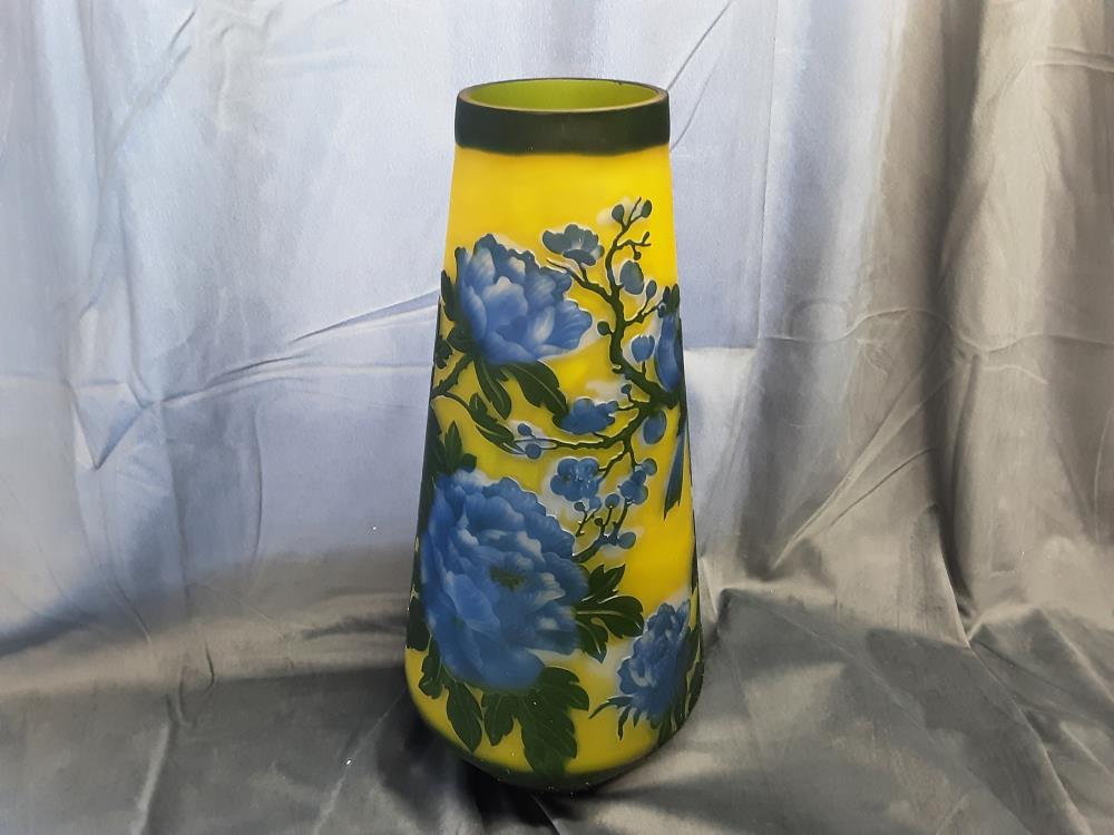 VASE HAUT STYLE GALLÉ MOTIF OISEAU FLEURS SUR FOND JAUNE H.44CM (GV-74)