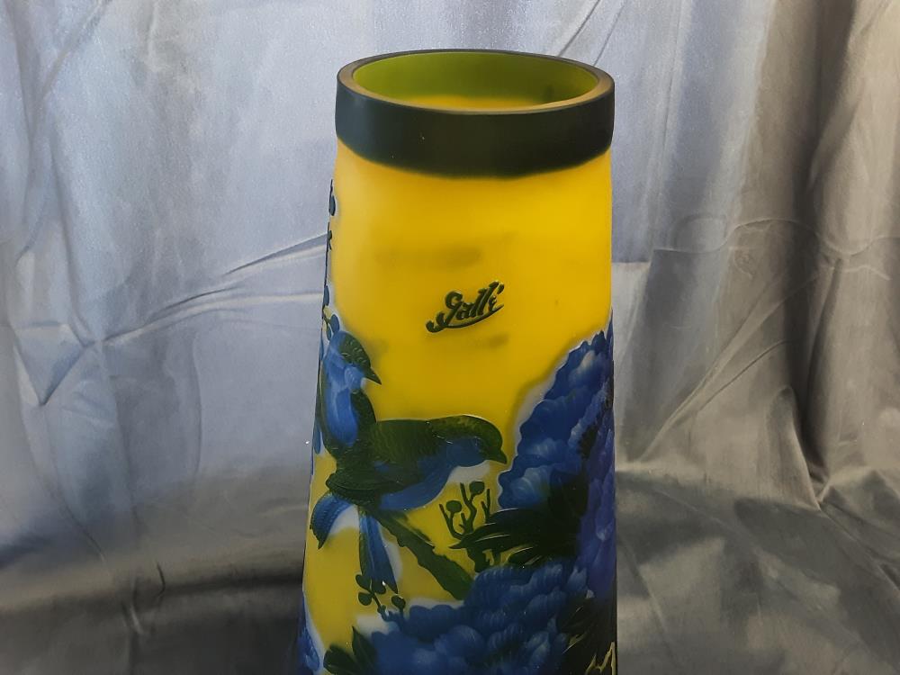 VASE HAUT STYLE GALLÉ MOTIF OISEAU FLEURS SUR FOND JAUNE H.44CM (GV-74)