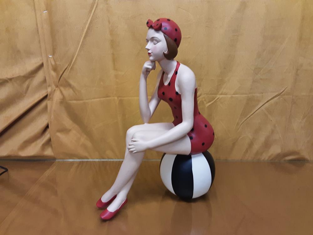 PIN UP RETRO ASSISE SUR UN BALLON ROUGE-BLANC-NOIR H.37.8CM (NB-72)