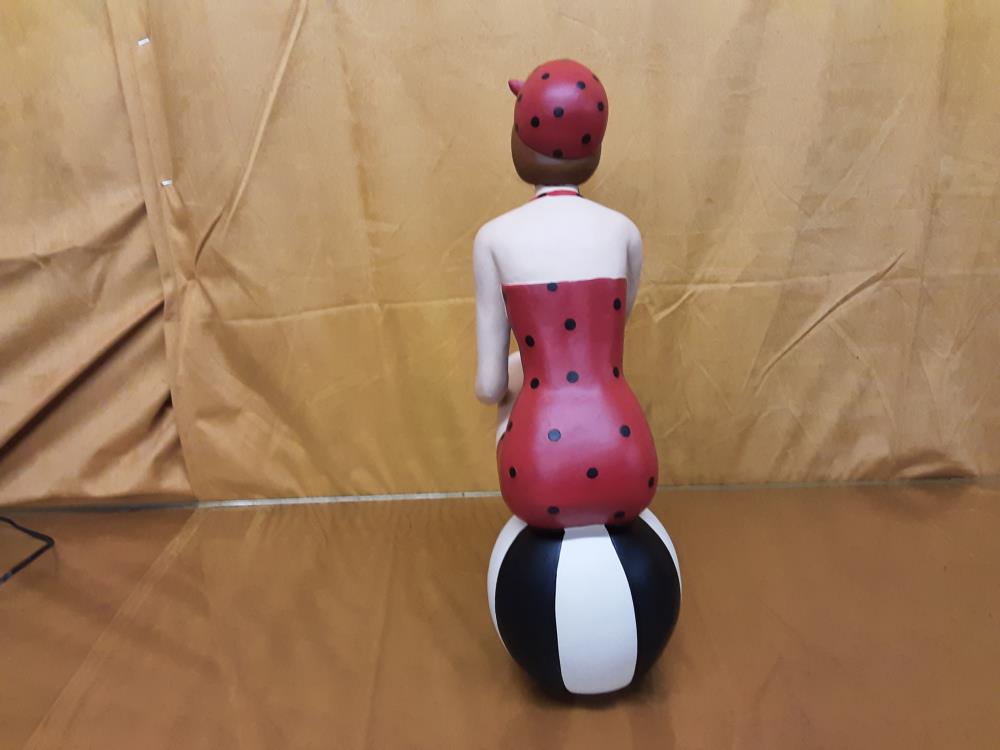 PIN UP RETRO ASSISE SUR UN BALLON ROUGE-BLANC-NOIR H.37.8CM (NB-72)