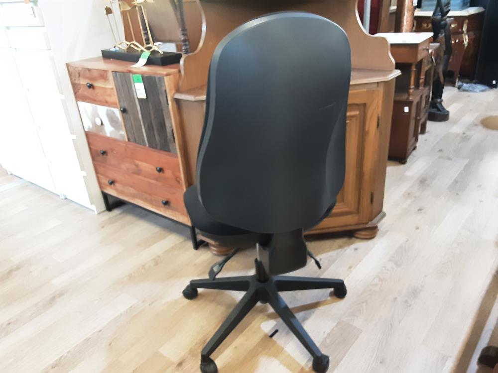 CHAISE DE BUREAU NOIRE AVEC ROULETTES