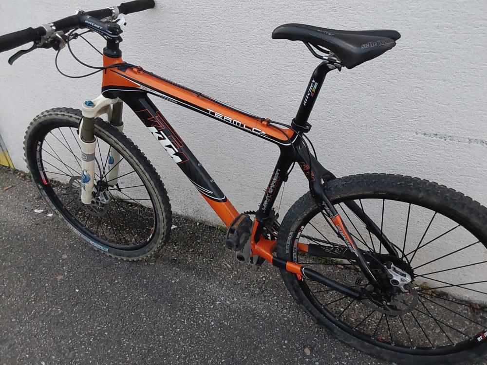 VELO VTT KTM ORANGE ET NOIR 26 POUCES