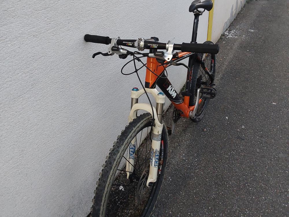 VELO VTT KTM ORANGE ET NOIR 26 POUCES