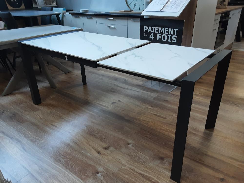 TABLE CERAMIQUE MARBREE BLANC 200CM OUVERTE PIEDS U METAL NOIRS 1 ALL. DE 60CM 2EME CHOIX