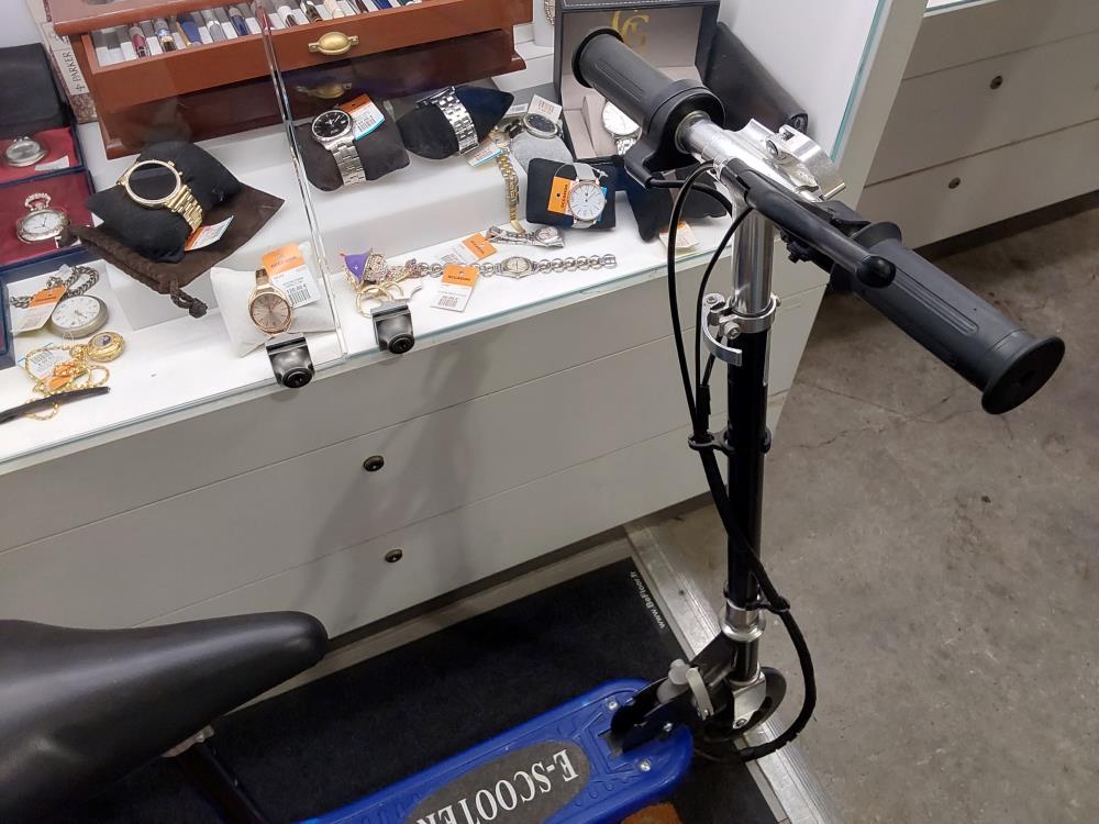 TROTINETTE ELECTRIQUE BLEUE PLIABLE E-SCOOTER