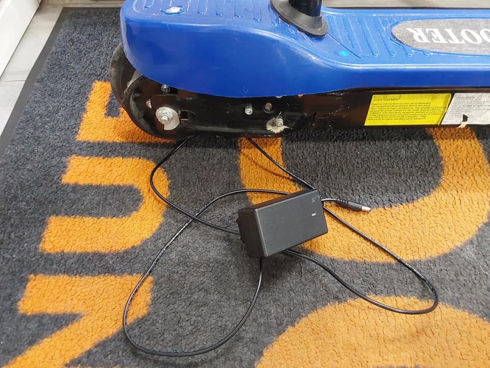 TROTINETTE ELECTRIQUE BLEUE PLIABLE E-SCOOTER