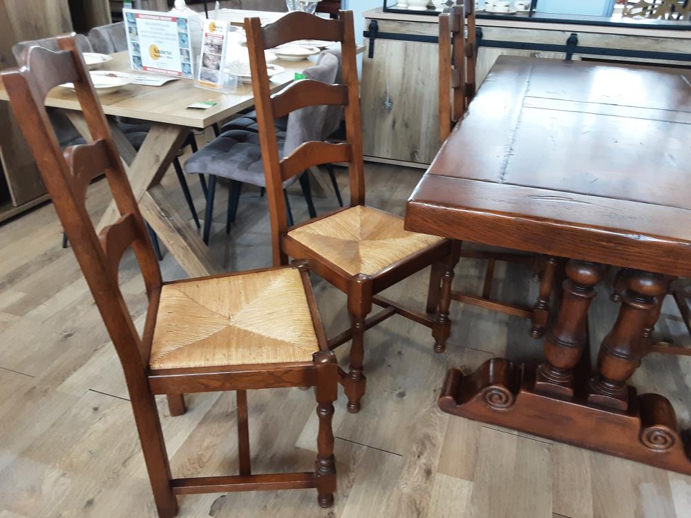 LOT DE 8 CHAISES PAILLEES A RESTAURER