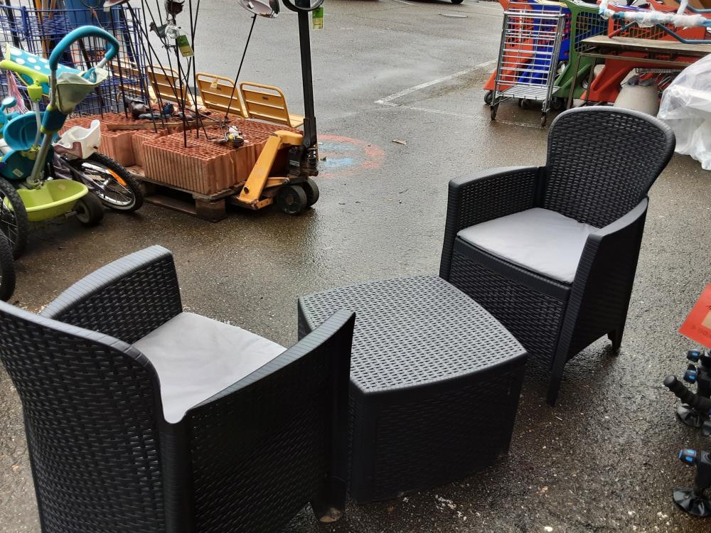 LOT 2 FAUTEUILS+ TABLE BASSE DE JARDIN PVC + COUSSINS