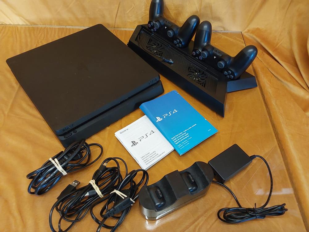 PS4 SLIM AVEC 2 MANETTES + CHARGEURS DE MANETTES (NOTICE ET CABLES ) SANS BOITE