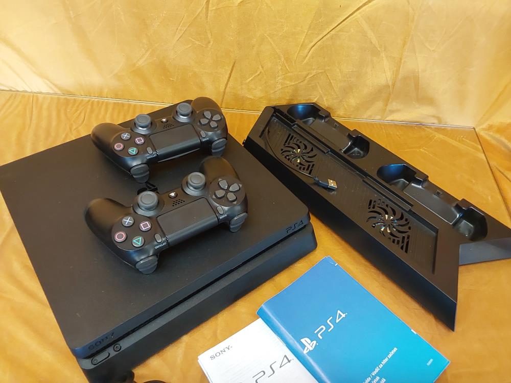 PS4 SLIM AVEC 2 MANETTES + CHARGEURS DE MANETTES (NOTICE ET CABLES ) SANS BOITE