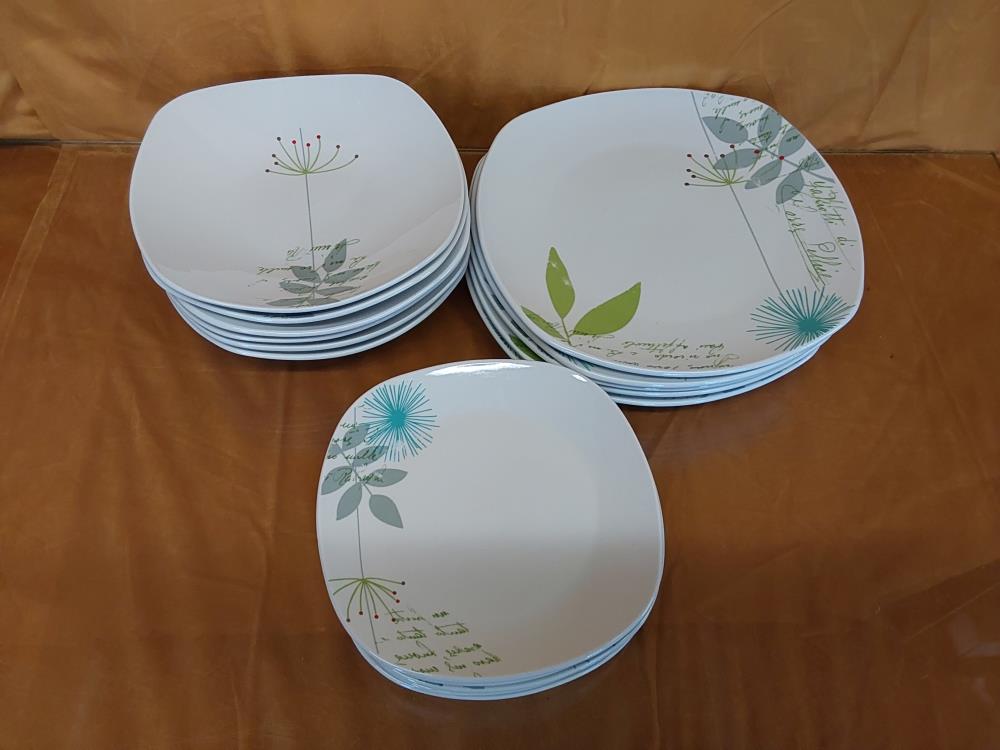 LOT 18 ASSIETTES PORCELAINE BLANCHE A FLEURS