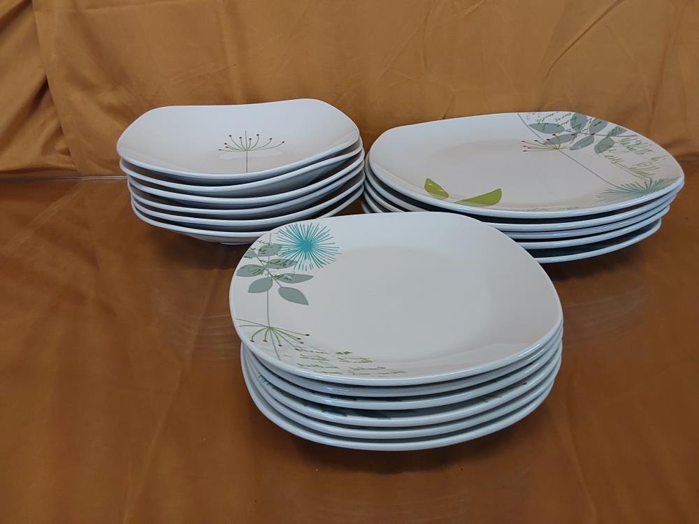 LOT 18 ASSIETTES PORCELAINE BLANCHE A FLEURS