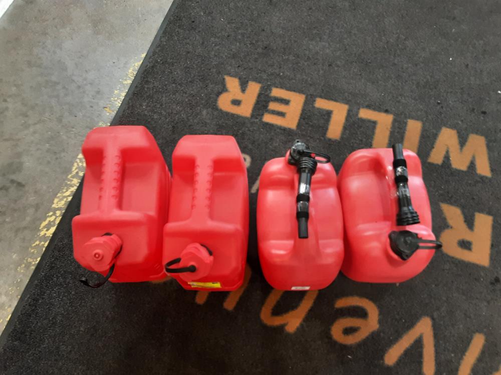 JERRICAN ROUGE 10L EN PLASTIQUE VENDUE A LA PIECE