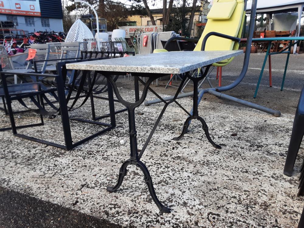 TABLE DE JARDIN PLATEAU MARBRE PIEDS FONTE