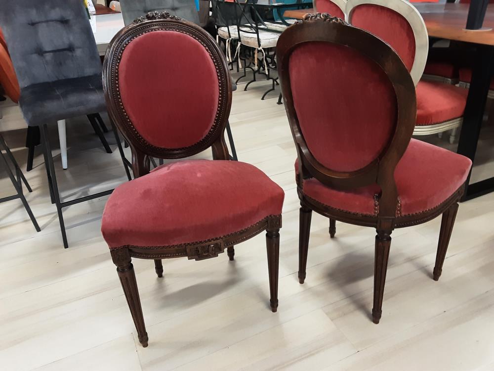 CHAISE MEDAILLON ASSISE TISSU ROUGE CLOUTÉ