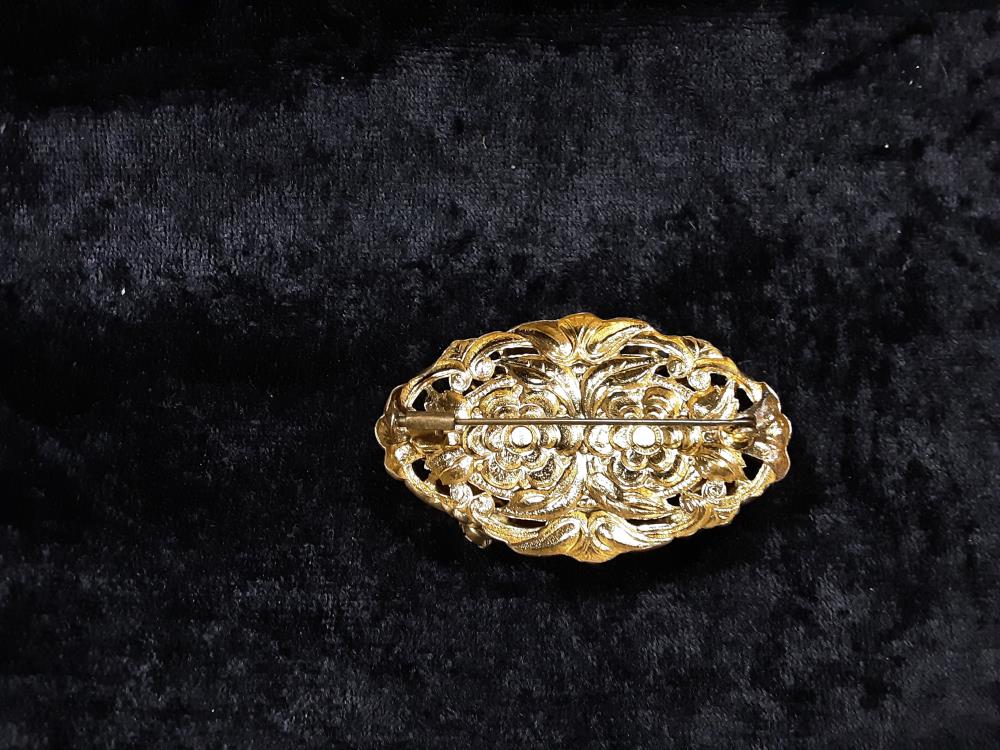 BROCHE DORÉE OVALE AVEC STRASS MULTICOLORE