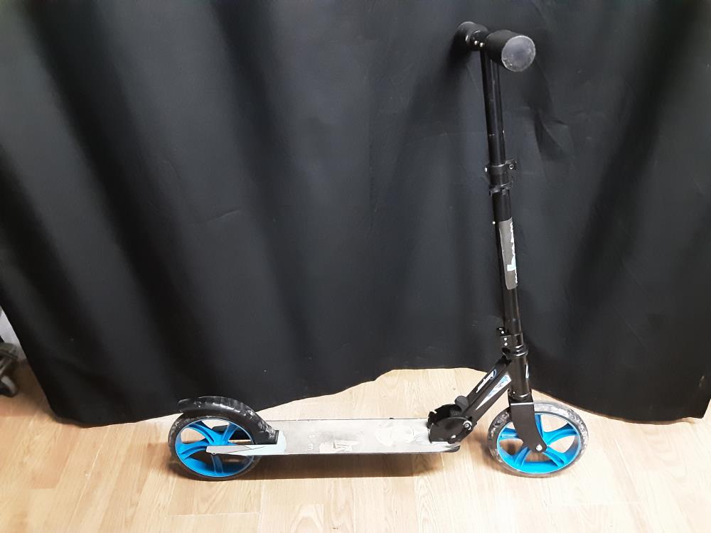 TROTTINETTE BLEUE ET NOIRE BEEPER