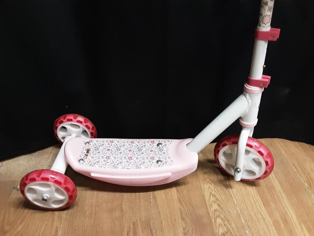 TROTINETTE ENFANT 3 ROUES ROSE ET BLANCHE SMOBY