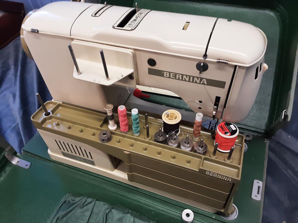 MACHINE A COUDRE BERNINA MALETTE VERTE