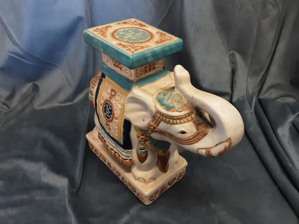 FIGURINE D’ÉLÉPHANT EN CÉRAMIQUE