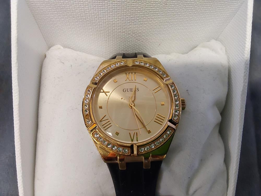 MONTRE GUESS CADRAN DORÉ ET STRASS BRACELET NOIR