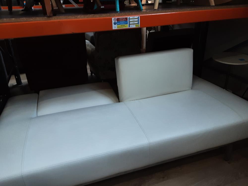 CANAPE 2 PLACES DOSSIERS RABATABLES AVEC COFFRE SIMILI CUIR BLANC ARRIERE EN BAS ABIME