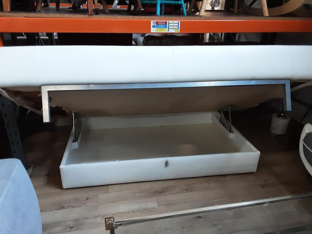 CANAPE 2 PLACES DOSSIERS RABATABLES AVEC COFFRE SIMILI CUIR BLANC ARRIERE EN BAS ABIME