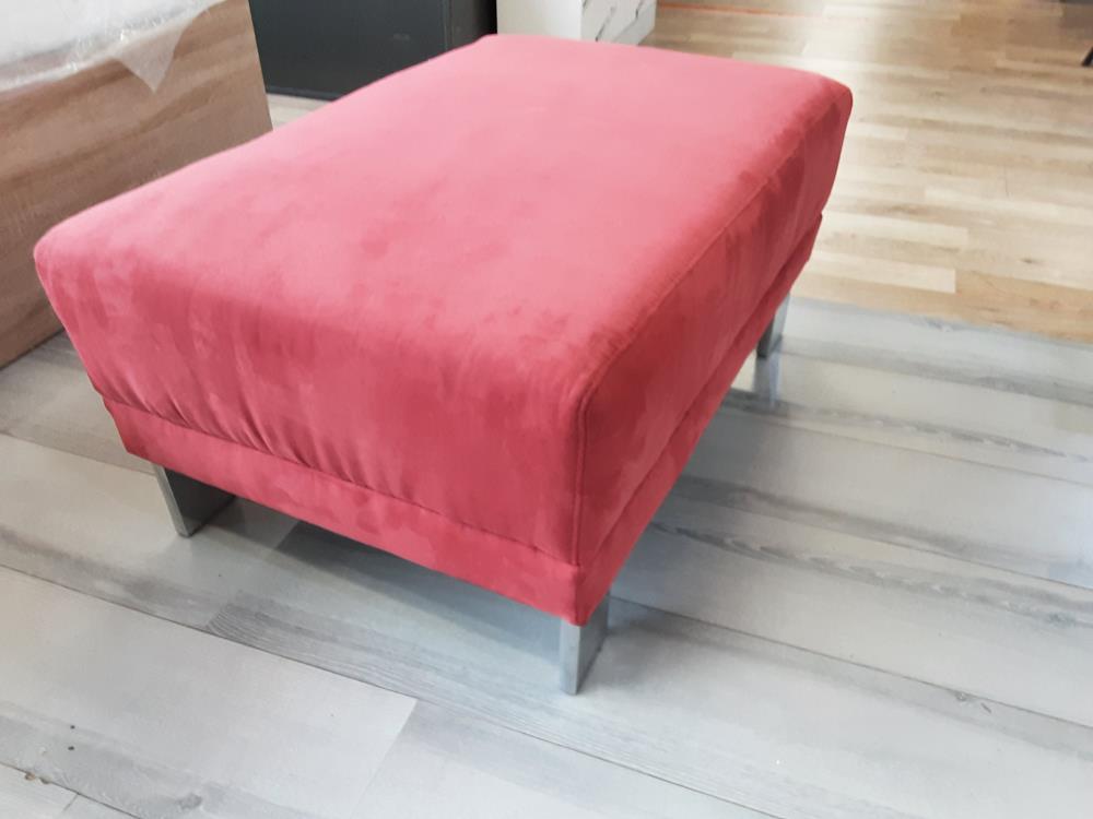 POUF EN TISSU ROUGE PIED METALE