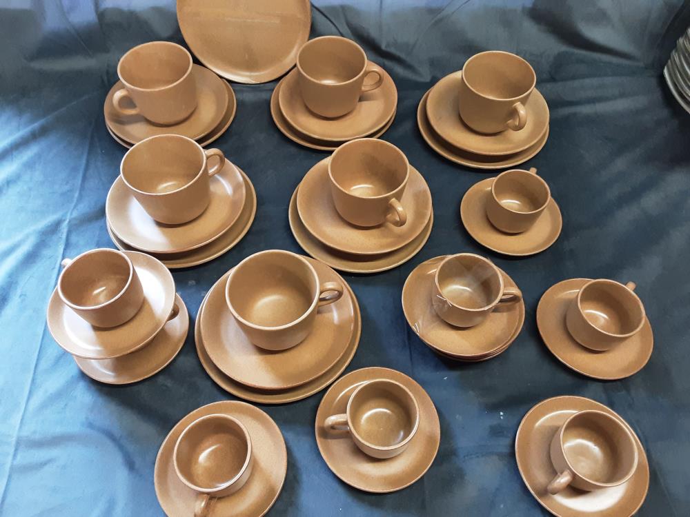 SERVICE A DESSERTS SARREGUEMINES EN GRES 10 ASSIETTES + 6 TASSES A THE +SOUS TASSES + 8 TASSES A CAF