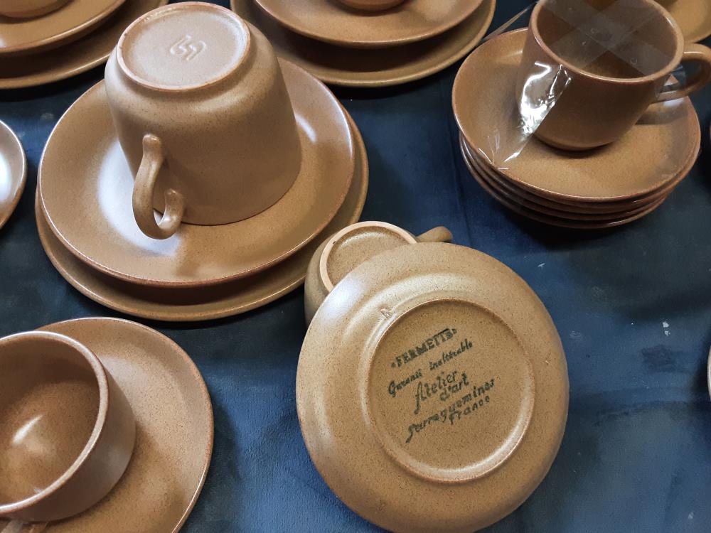 SERVICE A DESSERTS SARREGUEMINES EN GRES 10 ASSIETTES + 6 TASSES A THE +SOUS TASSES + 8 TASSES A CAF