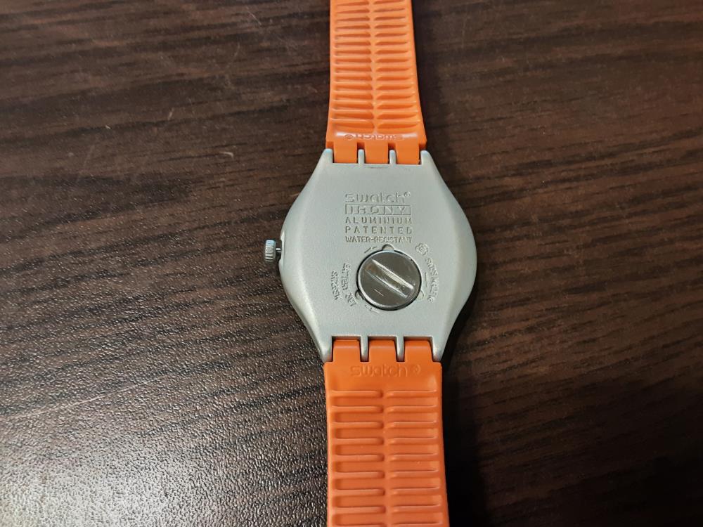 MONTRE SWATCH EN ALU BRACELET ORANGE