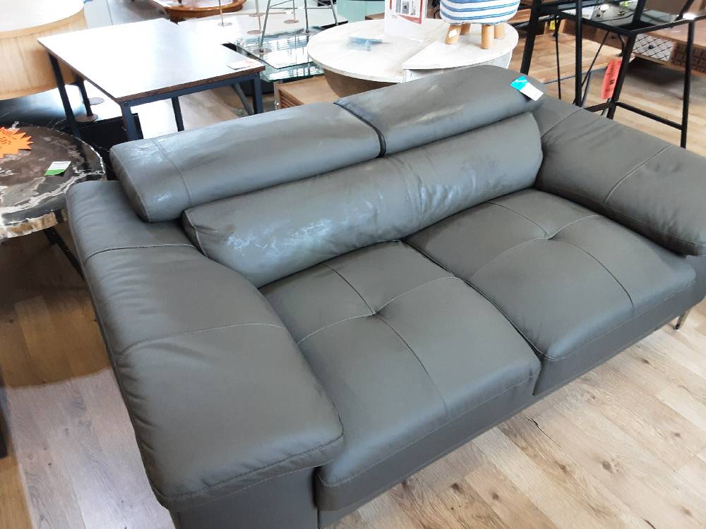 CANAPÉ 2 PLACES EN CUIR COLORIS TAUPE (1174223/62529) 2ÈME CHOIX