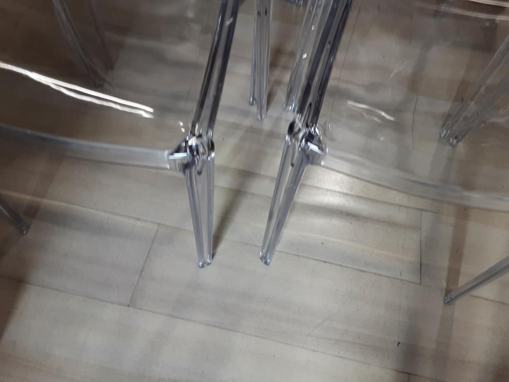 LOT DE 4 CHAISES TRANSPARENTES (146144) 2ÈME CHOIX