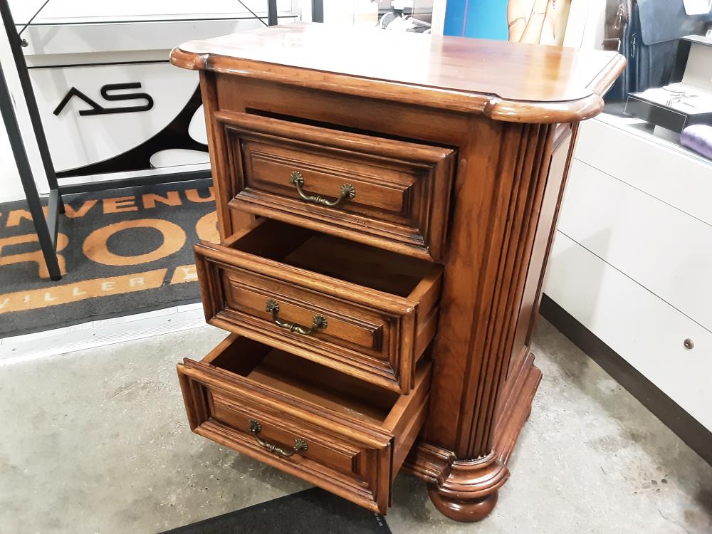 CHEVET EN CHENE 3 TIROIRS