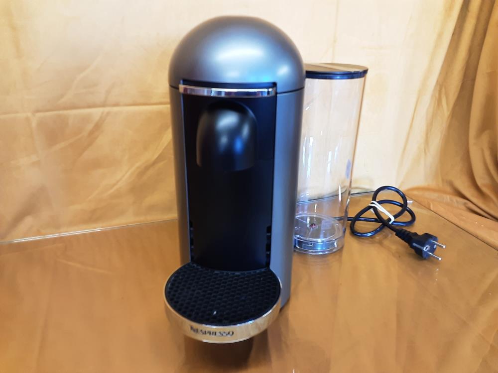 CAFETIERE NESPRESSO 'OUVERTURE A FAIRE QUE MACHINE BRANCHÉE C'EST AUTOMATIQUE NE PAS FORCER