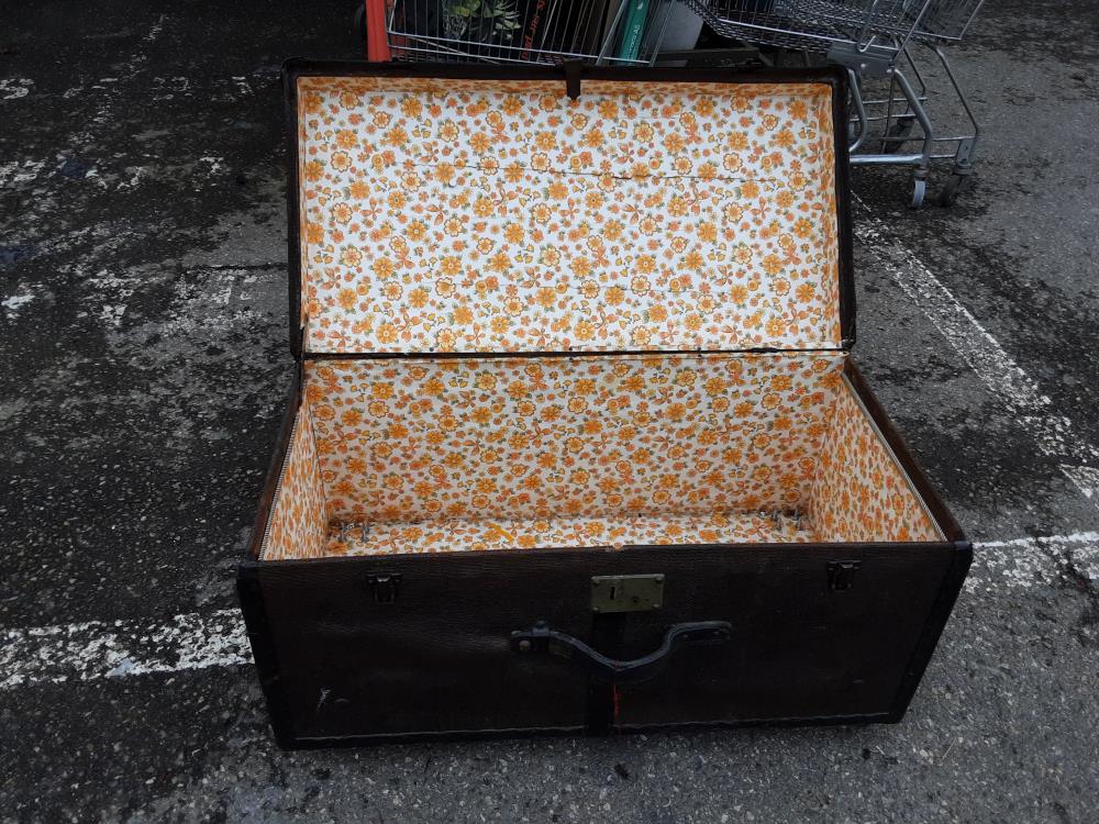 MALLE NOIRE BOIS ET METAL