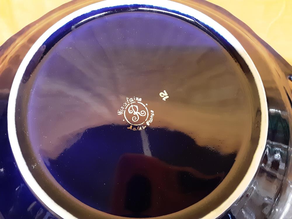 PLAT PORCELAINE BLEU DECOR FLEURS BORDURE DORÉ