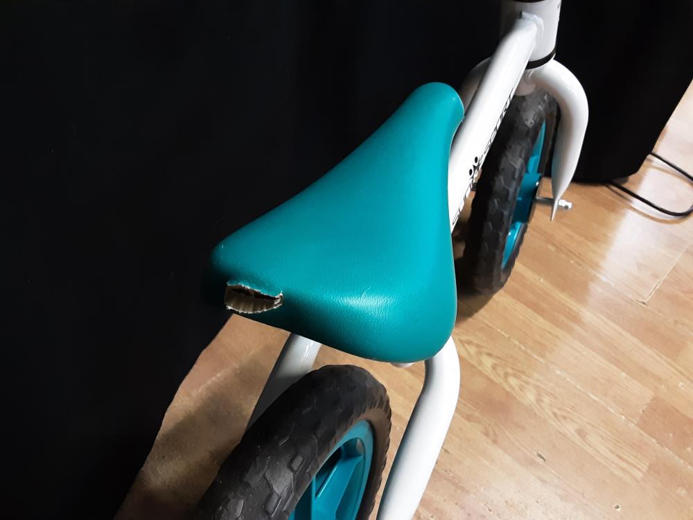 DRAISIENNE BLEUE ET BLANCHE SIEGE A RESTAURER