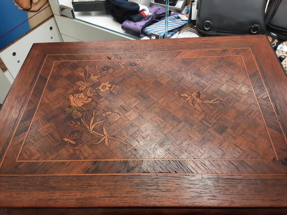 TRAVAILLEUSE MARQUETÉE SANS CLE