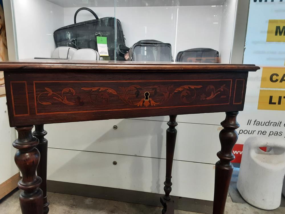 TRAVAILLEUSE MARQUETÉE SANS CLE