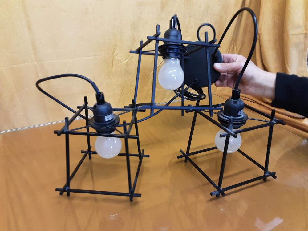 LUSTRE 3 CUBES EN MÉTAL NOIR