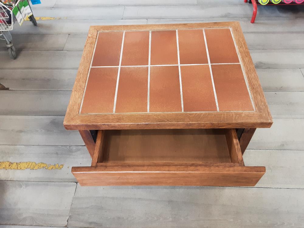 TABLE BASSE EN BOIS CARRELÉE AVEC TIROIRS