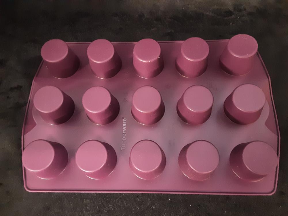 MOULE EN SILICONE RECT. TUPPERWARE JAMAIS UTILISÉ - 15 MINIS MUFFINS