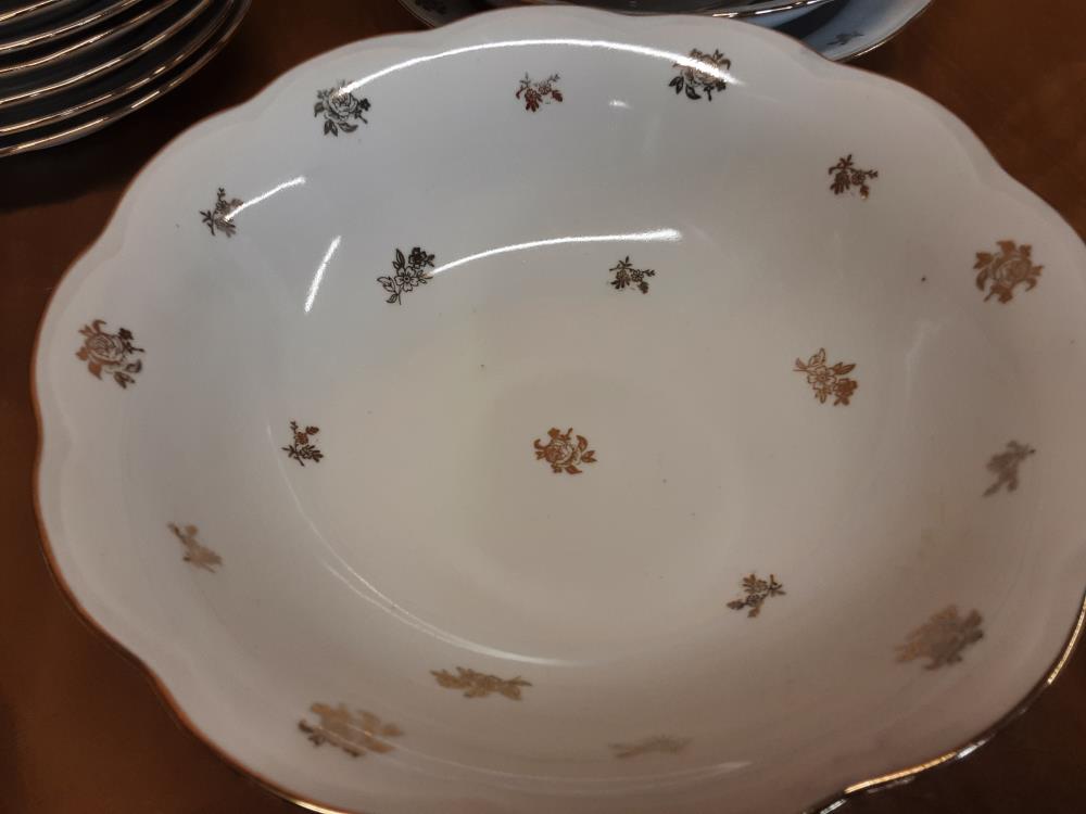 SERVICE DE TABLE A COMPLETER EN PORCELAINE BLANC DECOR FLEURS DORÉES