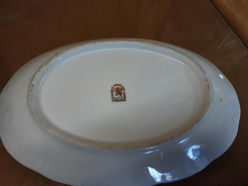 SERVICE DE TABLE A COMPLETER EN PORCELAINE BLANC DECOR FLEURS DORÉES